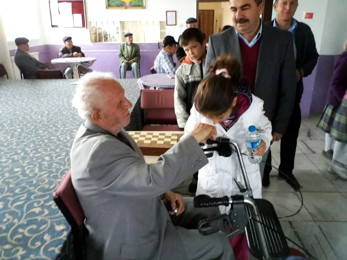 İmam Hatip Öğrencilerinden Huzurevi'ne Ziyaret