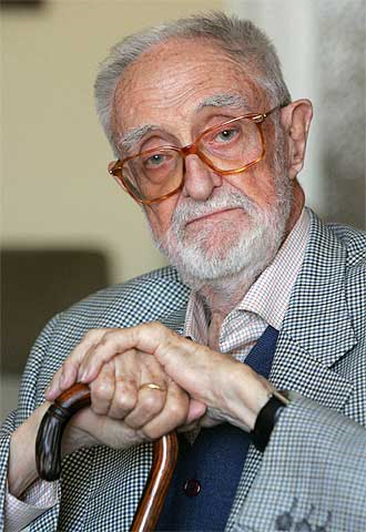 İspanyol Yazar Sampedro Vefat Etti