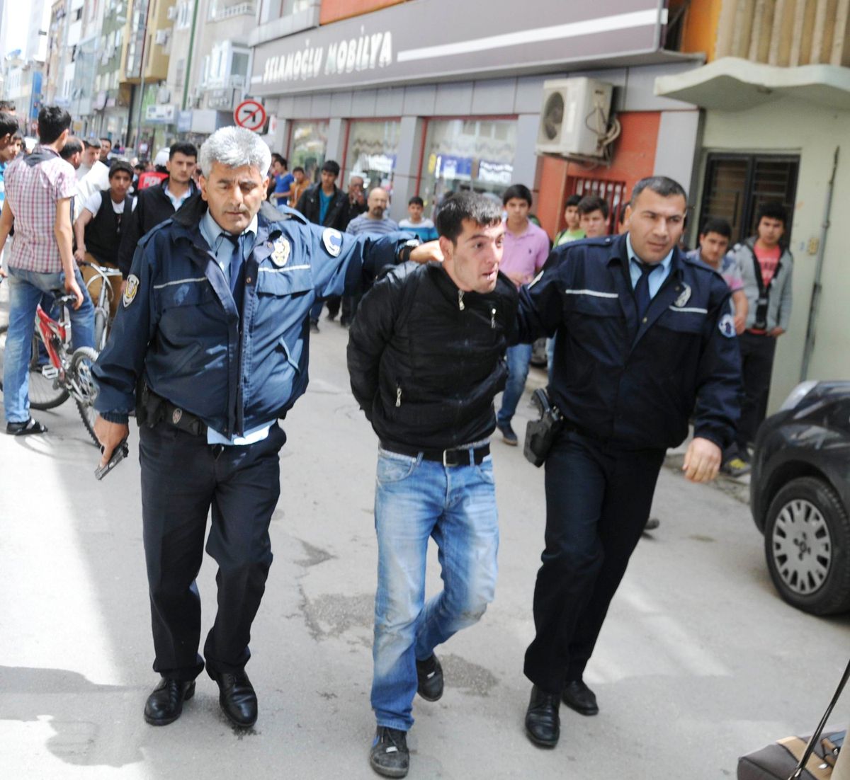 Kaçmaya Çalışan Hırsız, Kısa Sürede Yakalandı