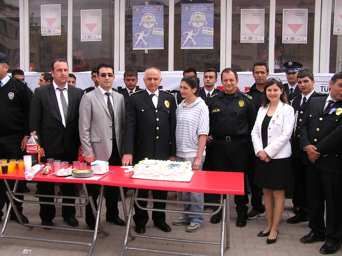 Kan Verip Yaş Pasta Keserek Polis Haftası Kutlandı