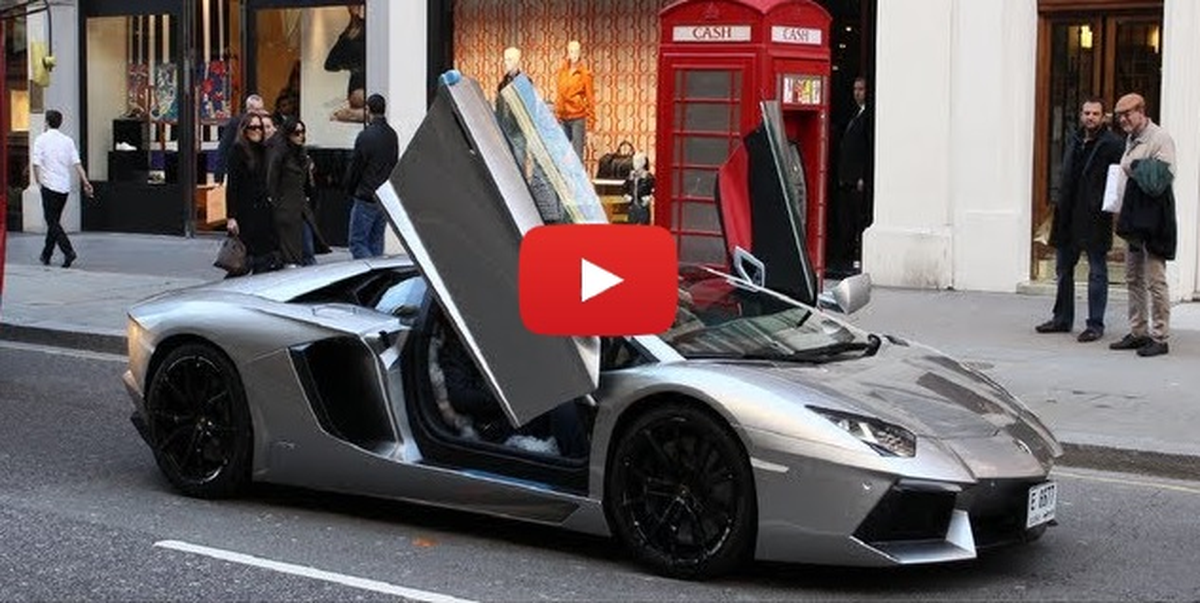 Londra Sokaklarında Gümüş Aventador Kapıları Açık İlerliyor