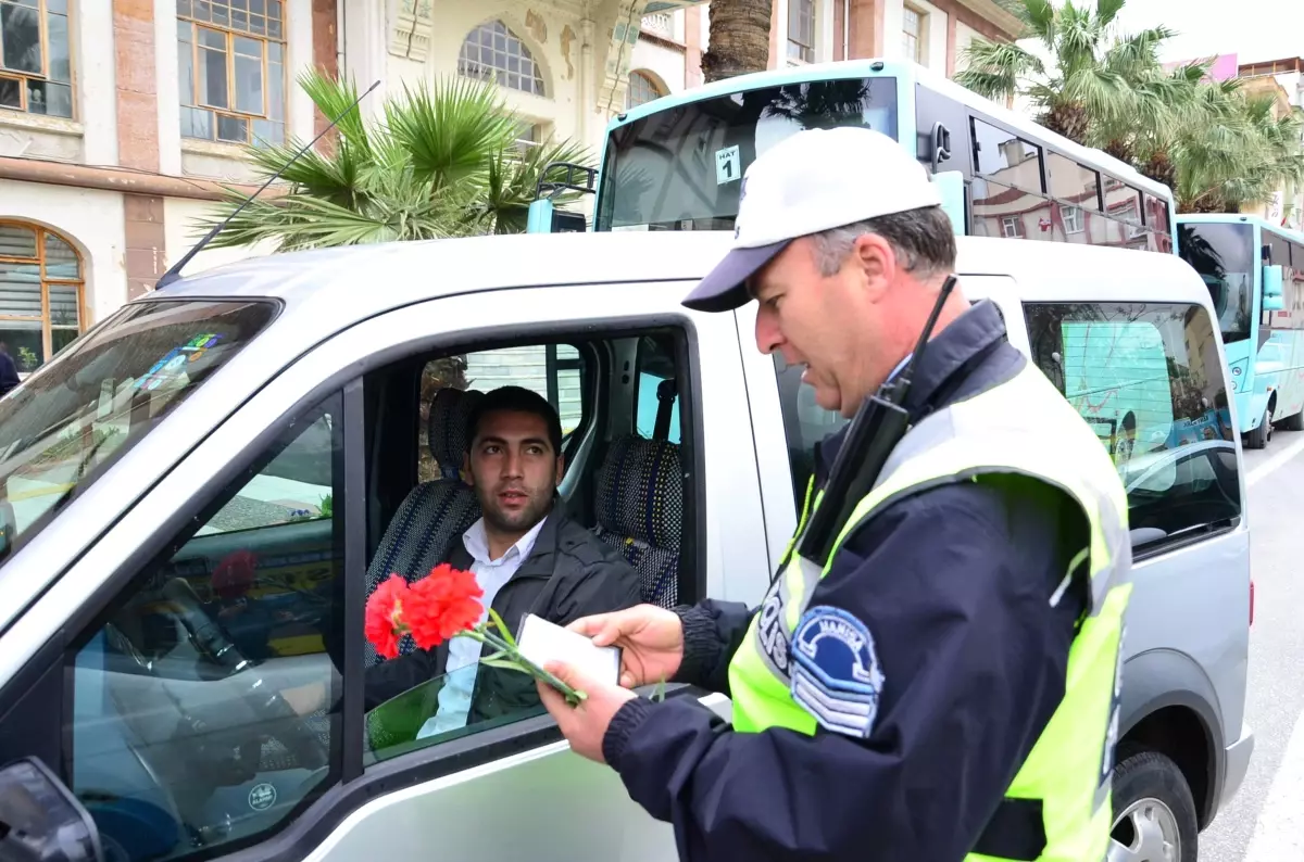 Manisa Emniyeti\'nden Sürücülere Karanfilli Uygulama