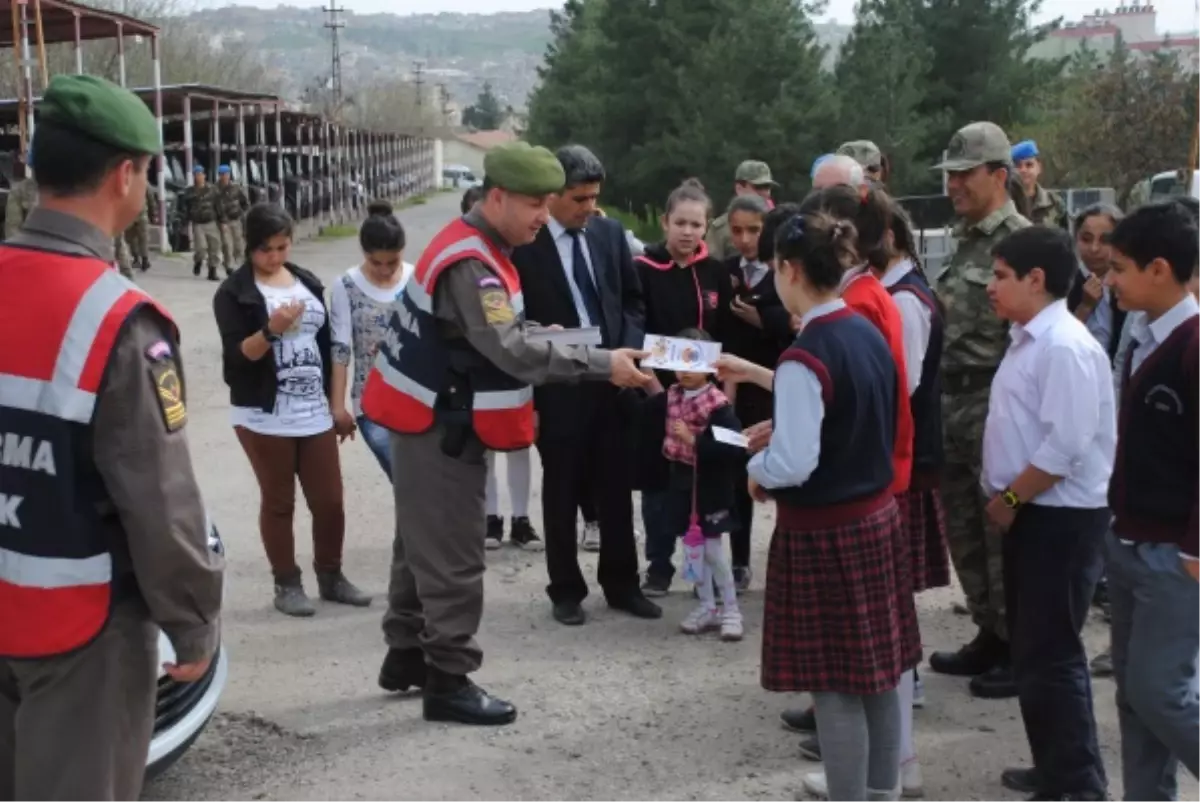 Mehmetçik, Kışlada Öğrencileri Ağırladı