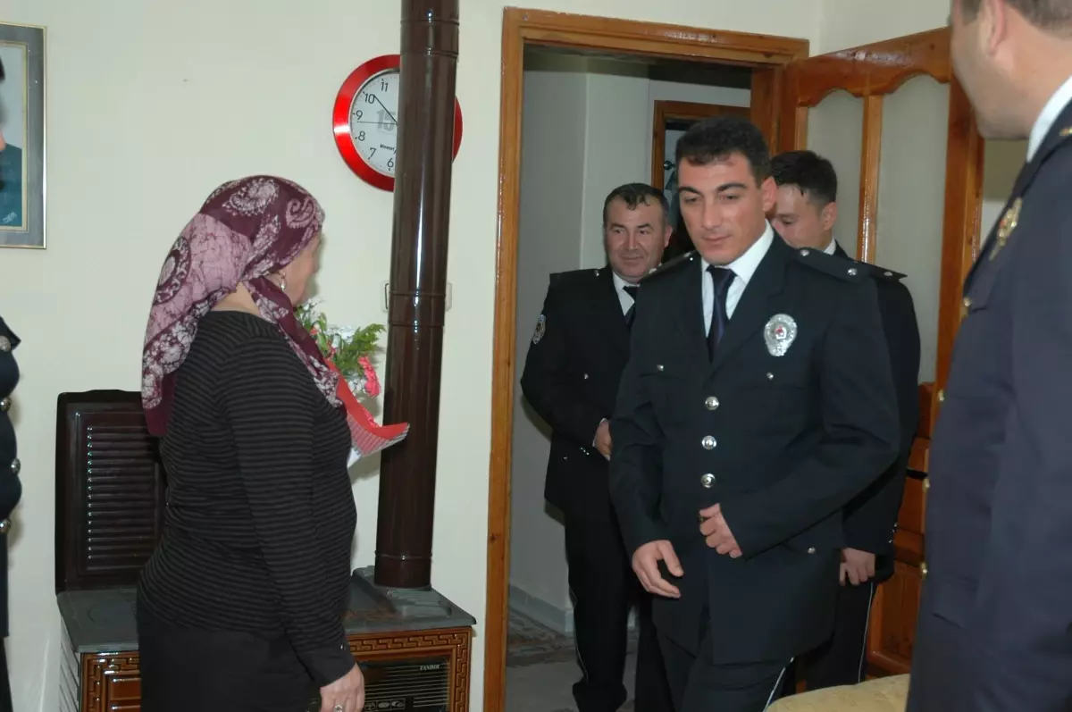 Polisler Şehit Ailelerini Unutmadı
