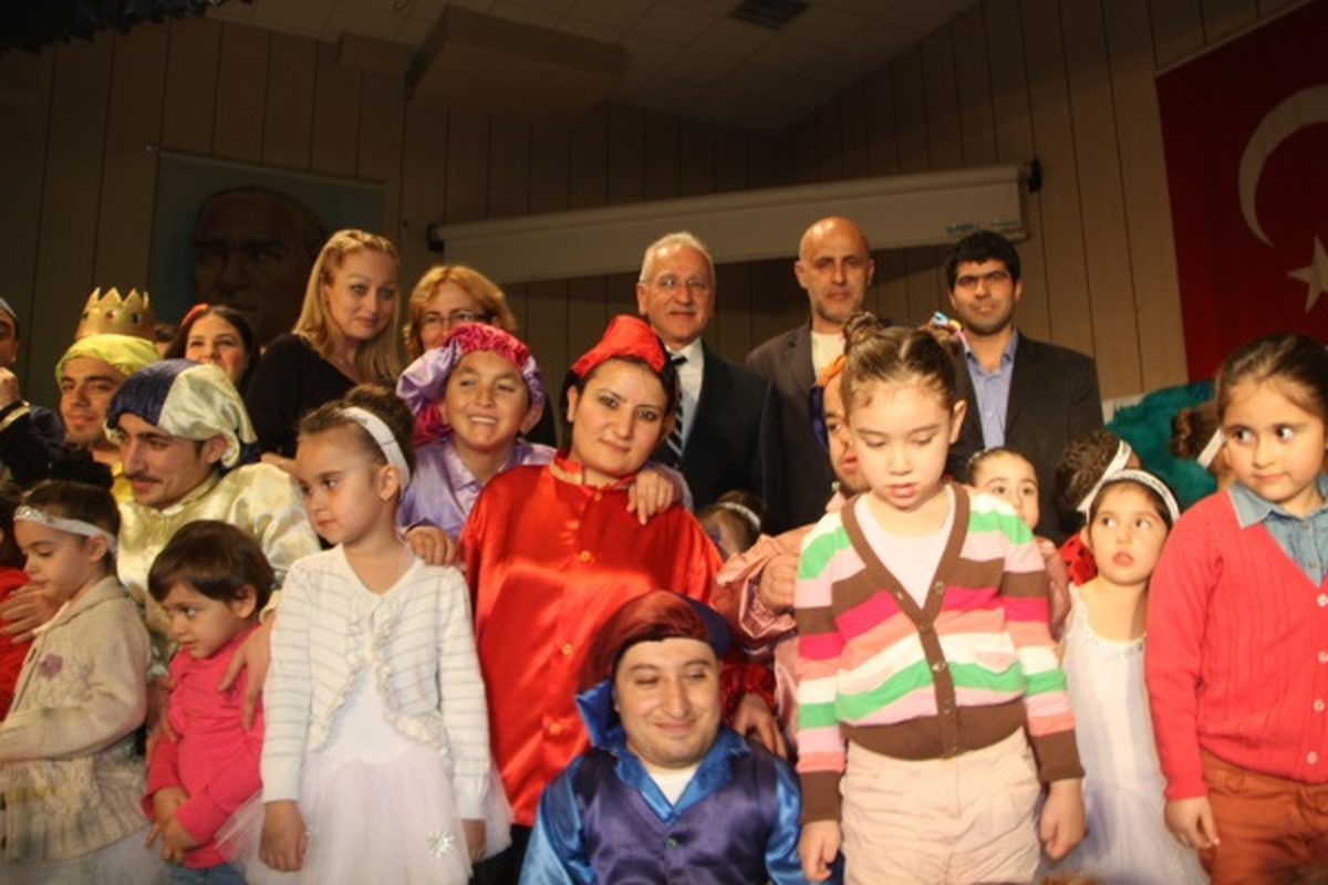 Sokak Hayvanlarına Tiyatro ile Yardım Topladılar