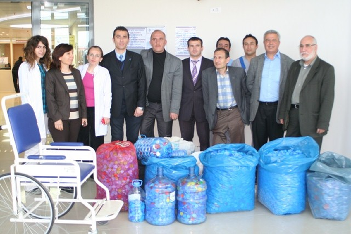 Üniversite Çalışanları 150 Kilo Mavi Kapak Topladı
