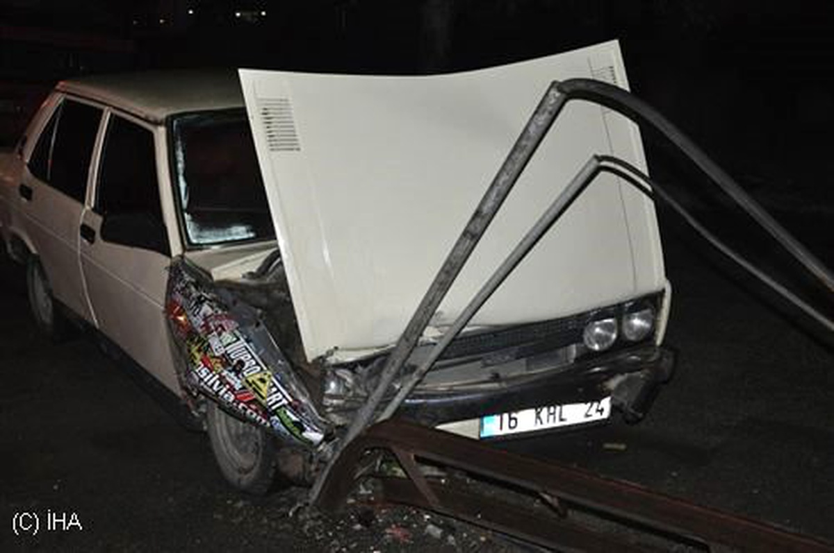 Yol Ortasındaki Direğe Çarpan Otomobil Hurdaya Döndü