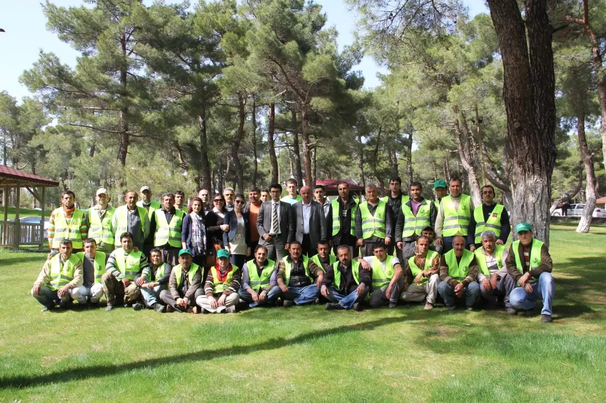 Uşak Belediyesi Fidan Dikme Etkinliği Düzenledi