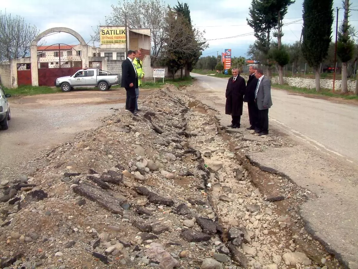 Burhaniye'de Bozulan Köy Yolları Onarılacak