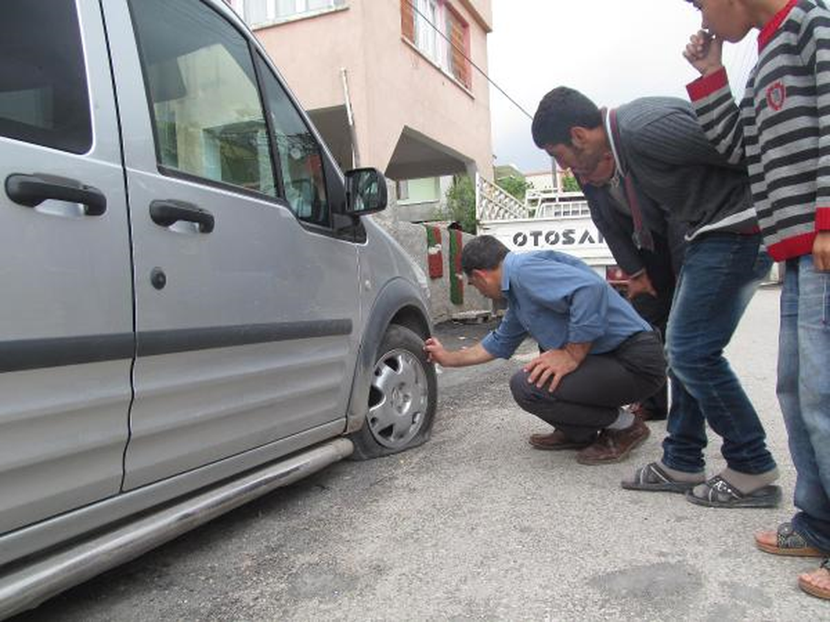Ceyhan\'da Araç Lastiklerini Kestiler