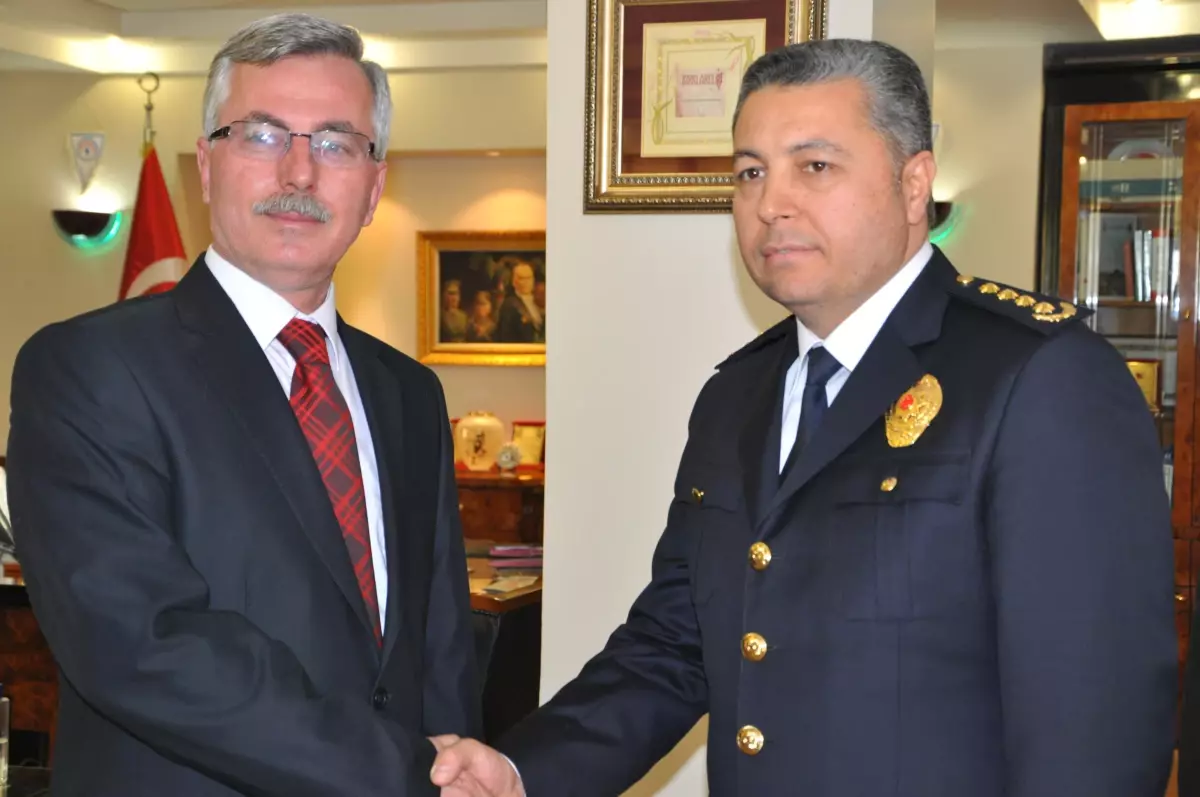 Emniyet Müdürü Aktaş ve Kurtlar Vadisi Pusu Dizisi Oyuncularından Belediye Başkanı Çağlayan\'a...