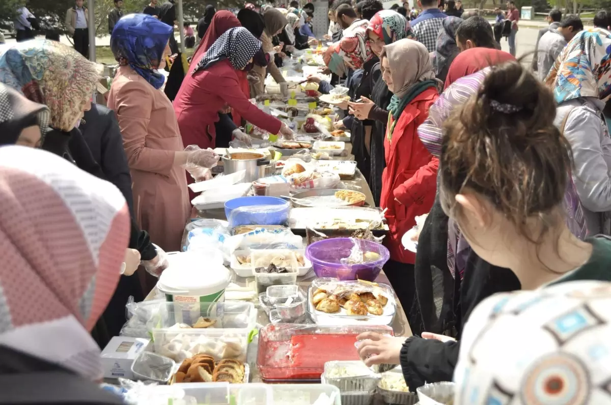 Erü Öğrenci Konseyi\'nden Suriyeliler Yararına Kermes