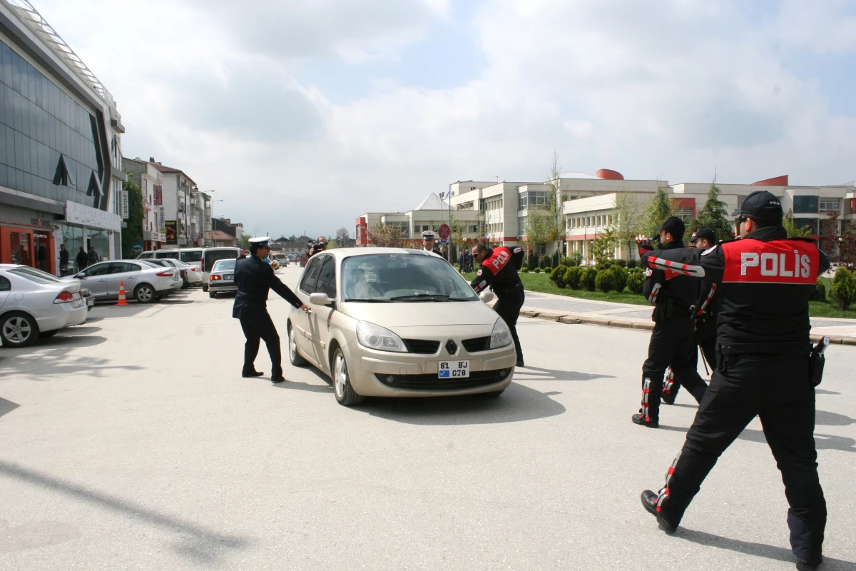 Gazetecilerden Polise 10 Nisan Şakası