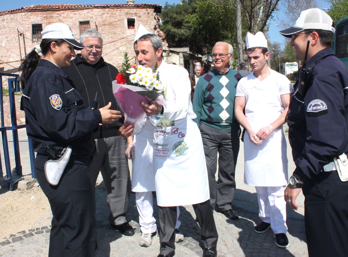 Görev Başındaki Polis Memuruna Çiçek ve Tatlı
