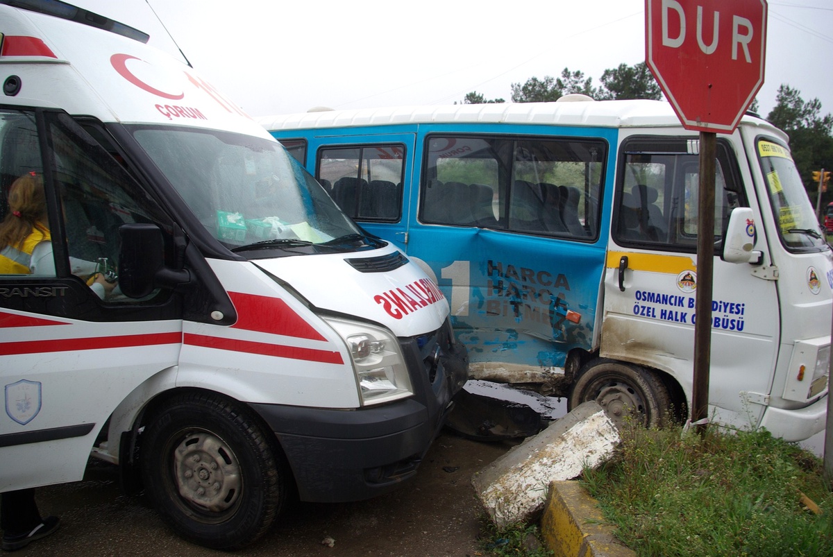 Hasta Taşıyan Ambulans, Dolmuşla Çarpıştı