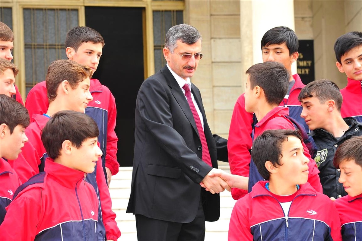 İnegöl Futbolcularından Vali Bektaş\'a Ziyaret