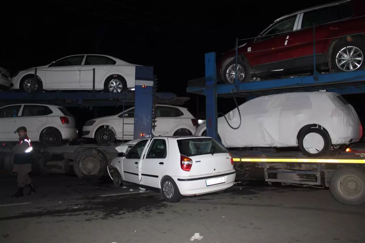 Otomobili ile Otomobil Taşıyan Tır\'ın Altına Girdi: 6 Yaralı