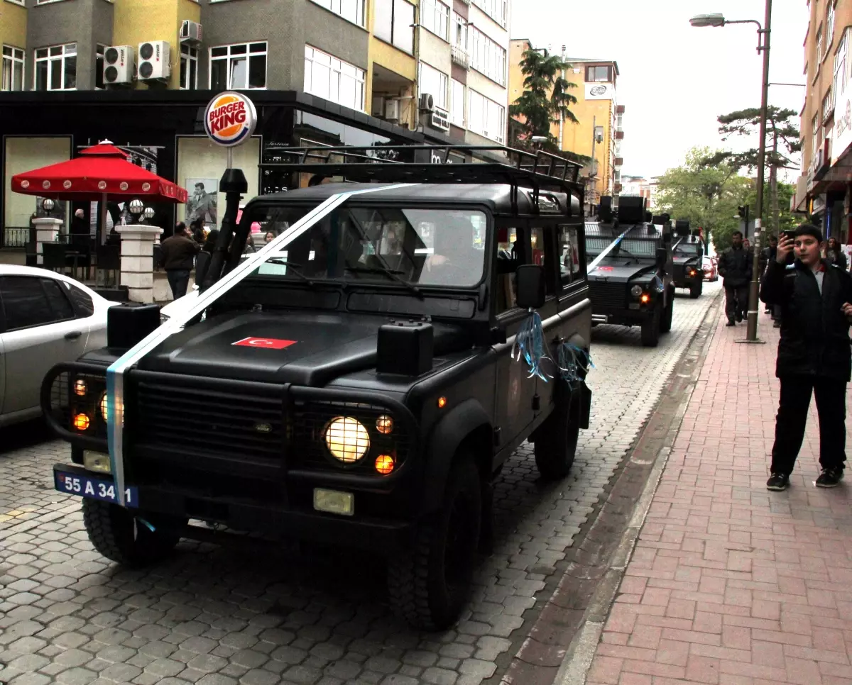 Polis Araçları İstiklal Caddesi\'nden Geçiş Yaptı