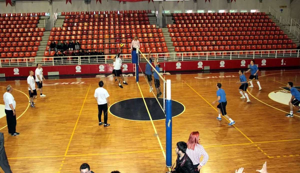 Polislerin Voleybol Maçı