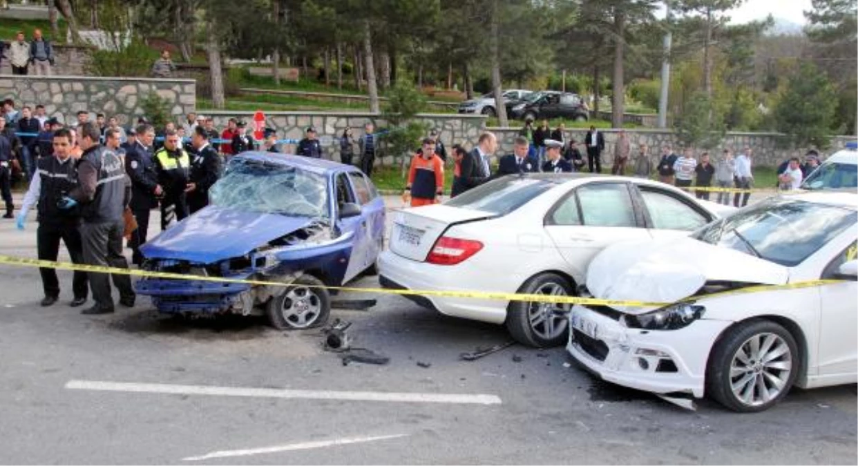 Refüjü Aşarak Diğer Şeride Geçen Otomobilin Sürücüsü Öldü