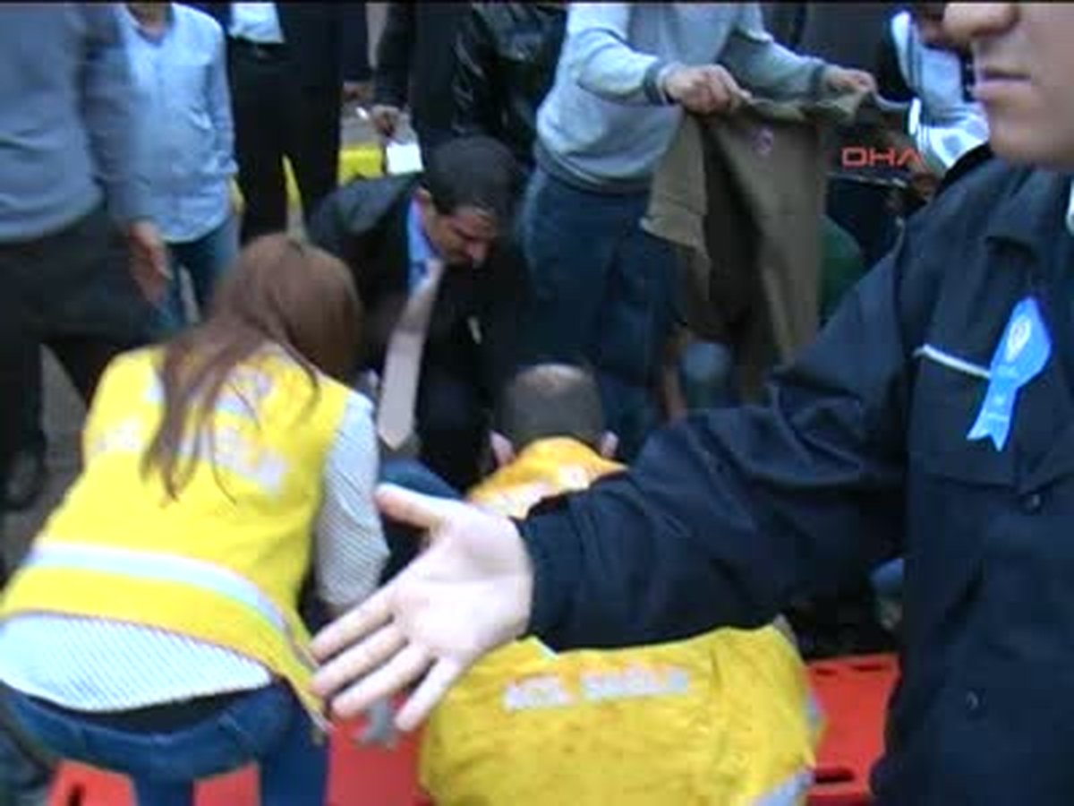 Siverek Minibüsün Çarptığı Motosiklet Sürücüsü Ağır Yaralandı Minibüsün Çarptığı Motosiklet...