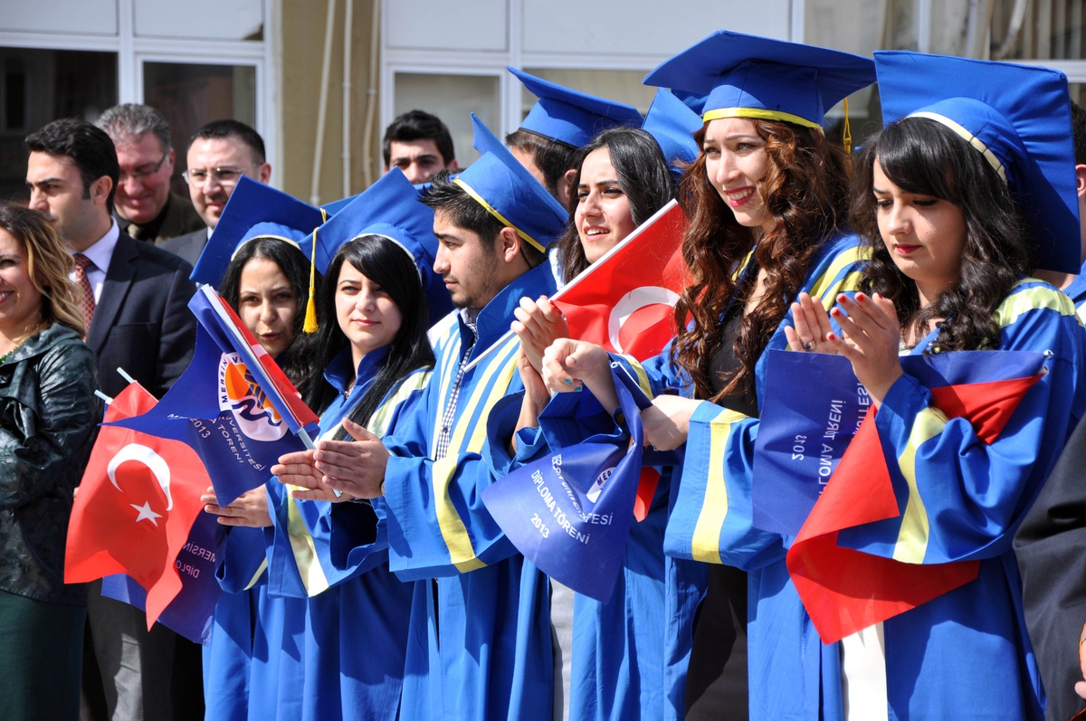 Üniversitelilerin Mezuniyete Renkli Yürüyüşü