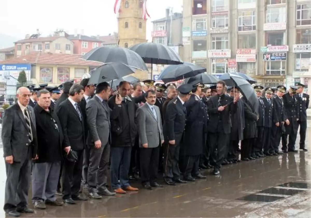 Polislerden Yağmur Altında Kutlama