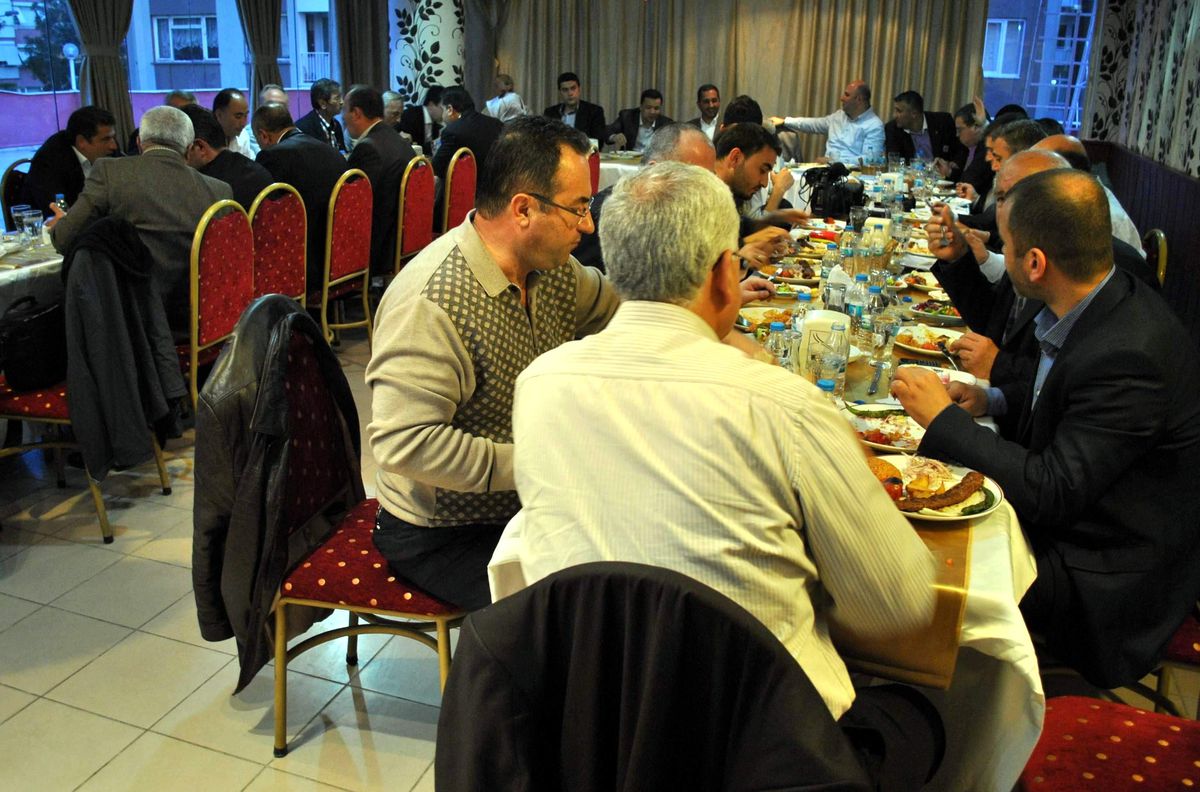 AK Parti\'li Atay\'dan Gazetecilere Saldırıya Kınama