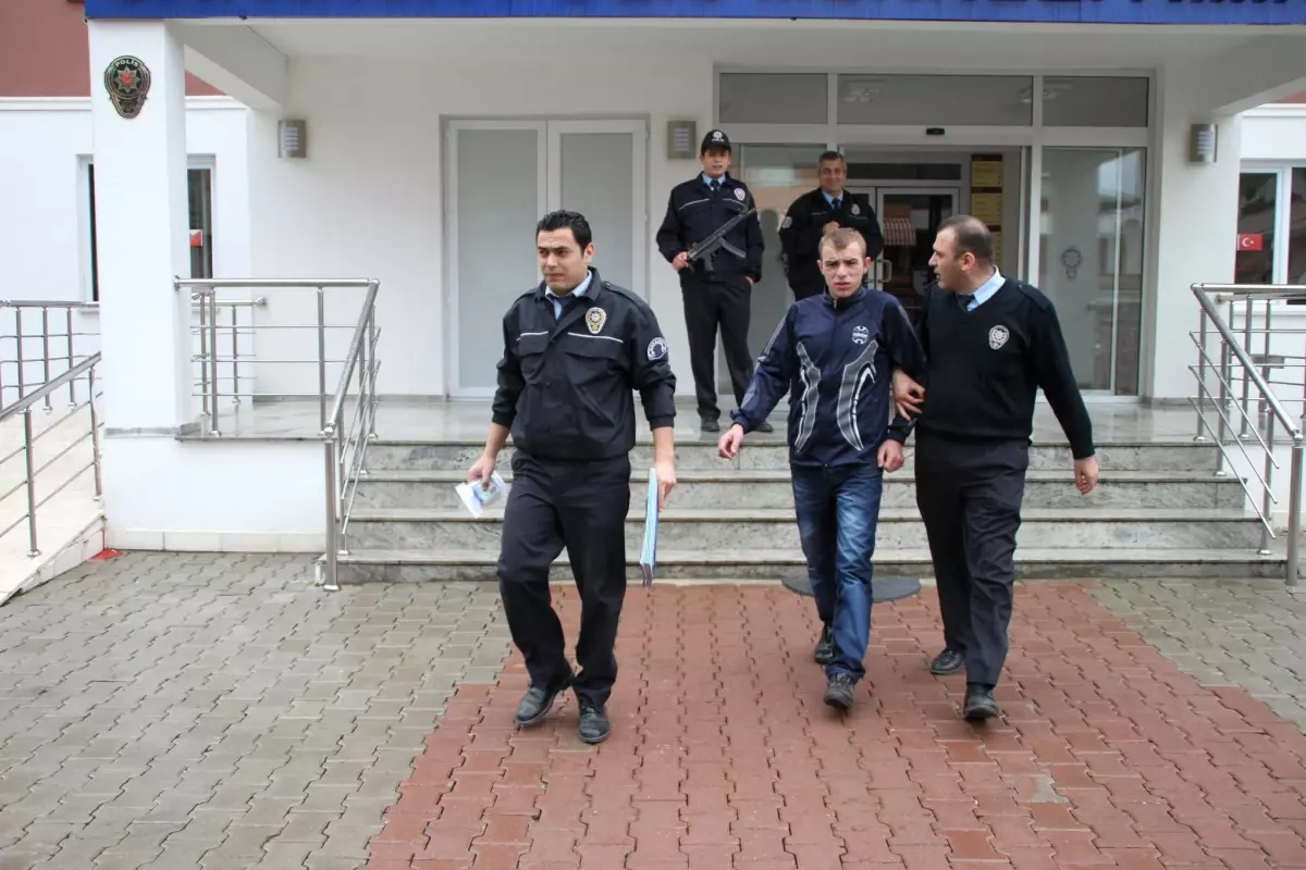 Asker Firarisi Hırsız, Polislerin Dikkati Sayesinde Yakalandı