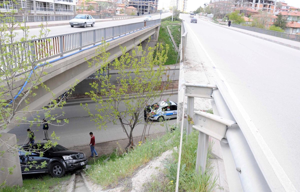 Bayan Sürücü Otomobili ile Köprüden Uçtu
