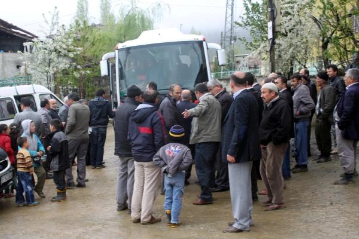 Belediye Başkanı\'nın Yolunu Kesen Dolmuşçular, İsteklerini Söyledi