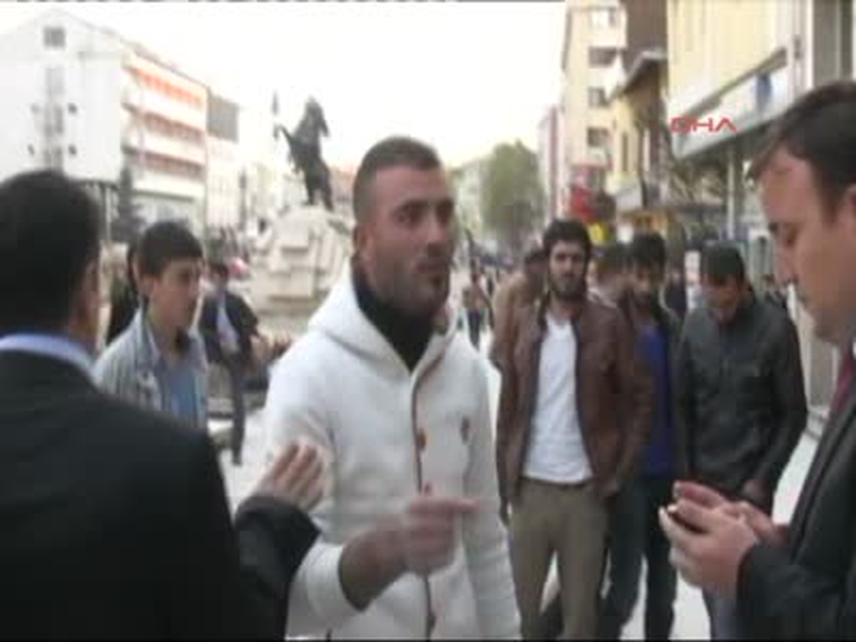 Belediye Önünde İşçilerin Meydan Kavgası Bolu Belediyesi\'nin Kaldırım İşlerini Yapan Taşeron...