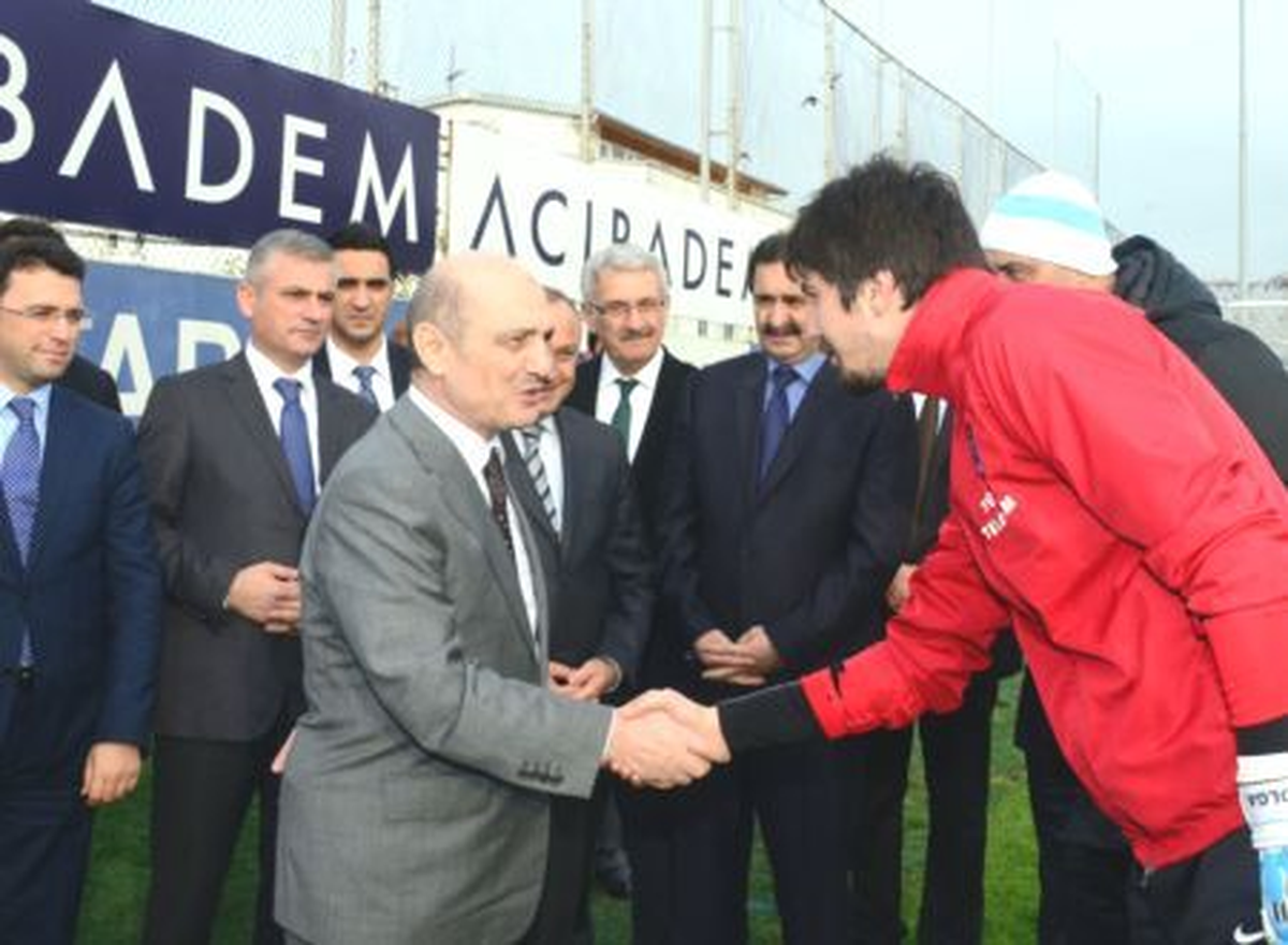 Çevre ve Şehircilik Bakanı Bayraktar, Trabzonspor Kulübü\'nü Ziyaret Etti