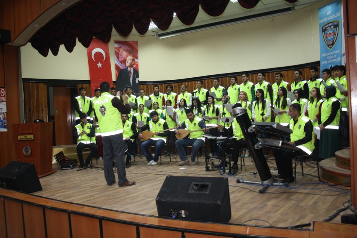 Halk Müziği Korosu\'ndan Polislere Konser