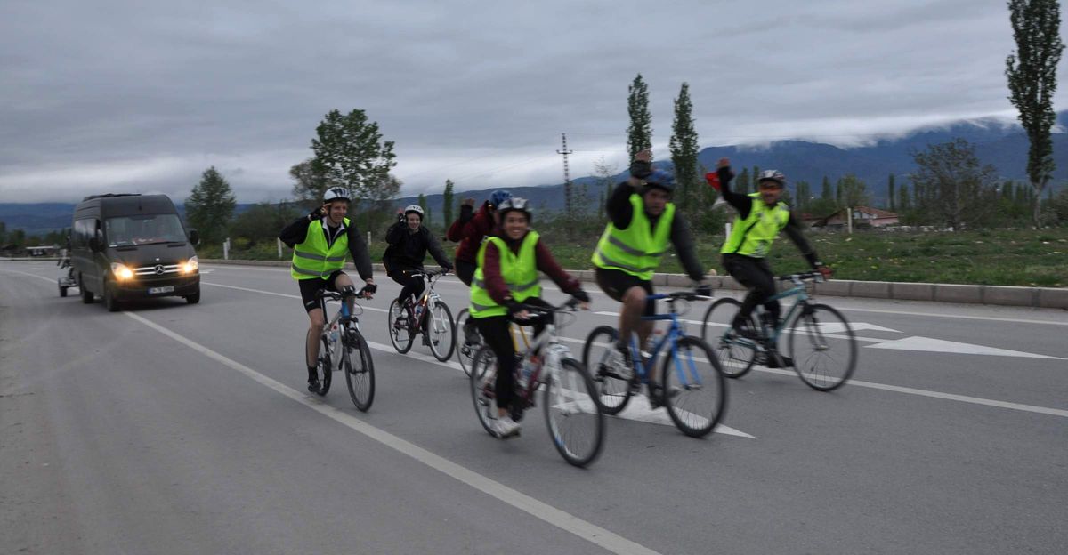 Kadınlar İçin Bin 49 Kilometre Pedal Çevirecek Ekip Tokat\'ta