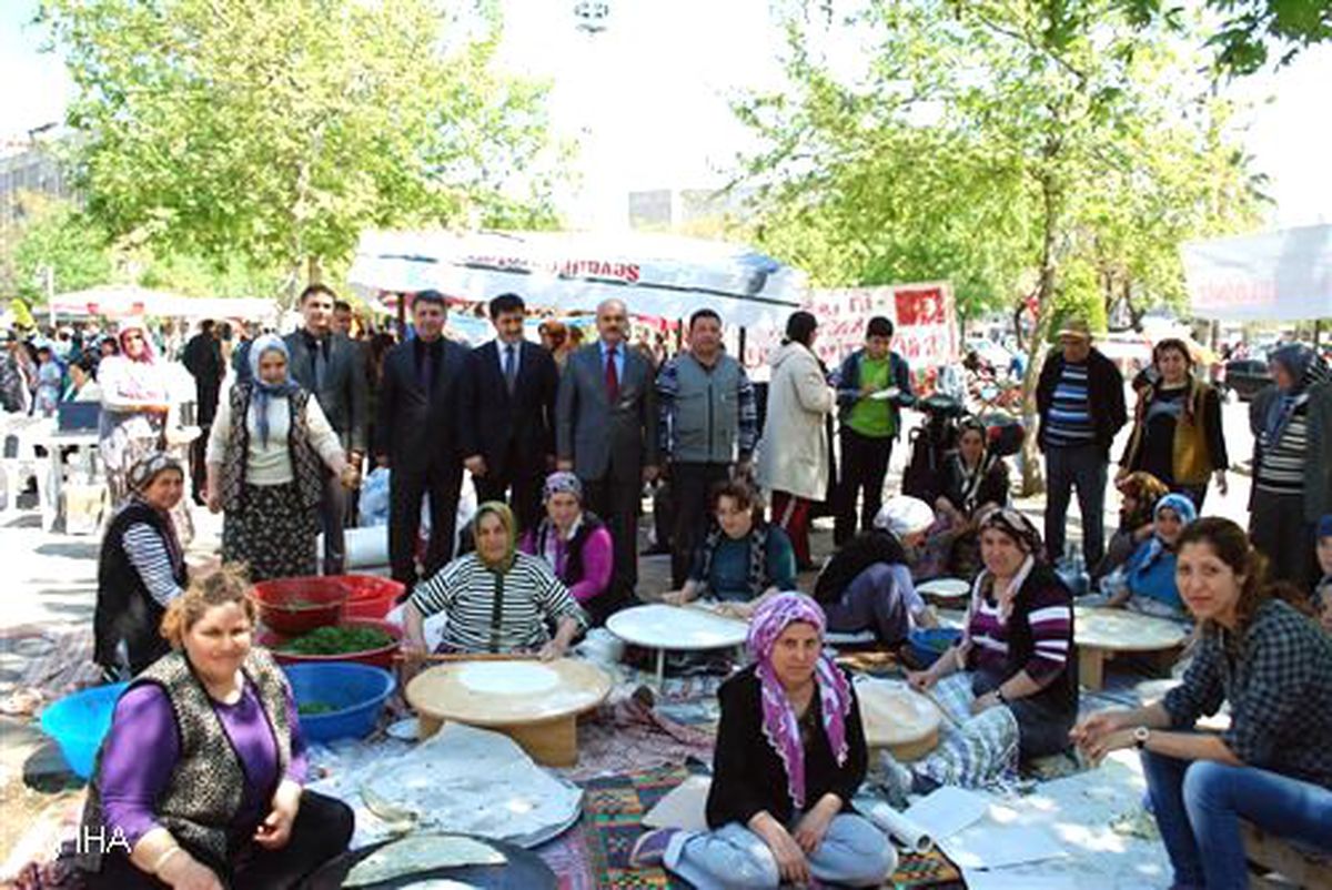 Salihli\'de Kaymakam ve Milli Eğitim Müdürü Kermesleri Ziyaret Etti