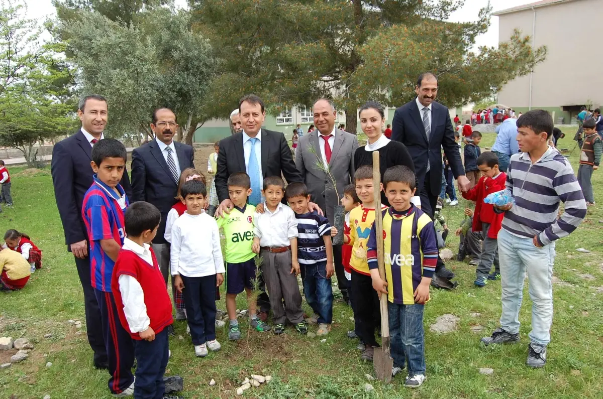 Samsat Kaymakamı Öğrencilerle Birlikte Ağaç Dikti