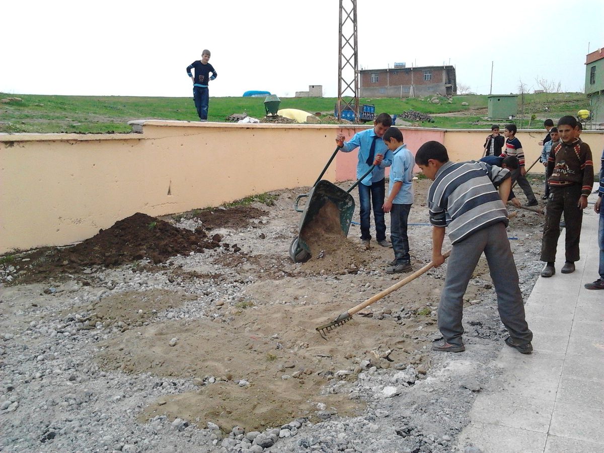 Siverek'te Gangnam Style ile Bahçe Düzenlemesi