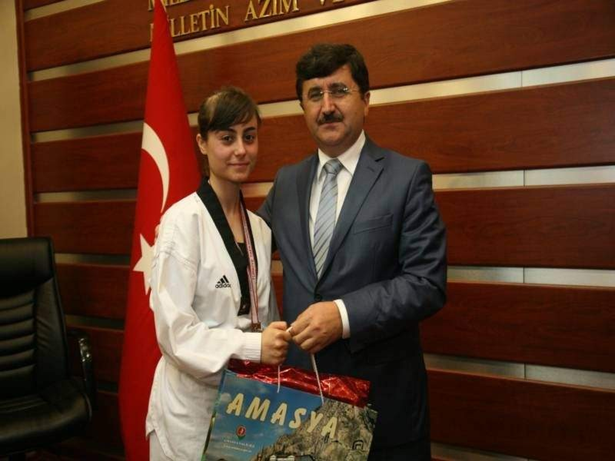 Vali Öz\'den Şampiyon Tekvandoculara Ödül