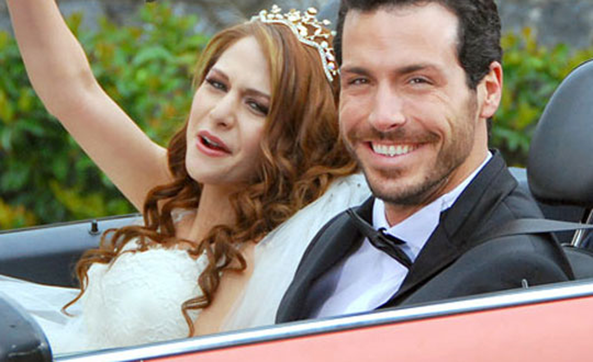 Yağmurdan Kaçarken\'de Carlos ve İdil Balayında