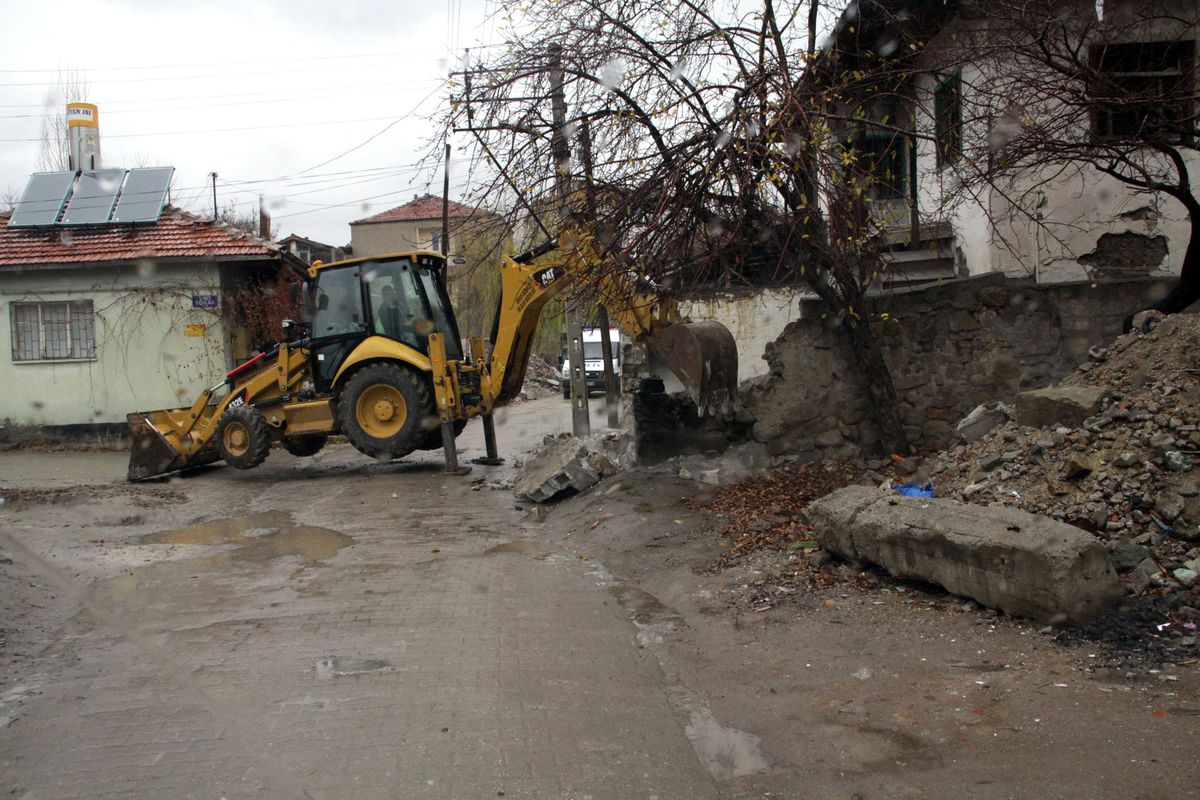 Yozgat\'ta Kullanılmayan Metruk Binalar Belediye Tarafından Yıkıldı
