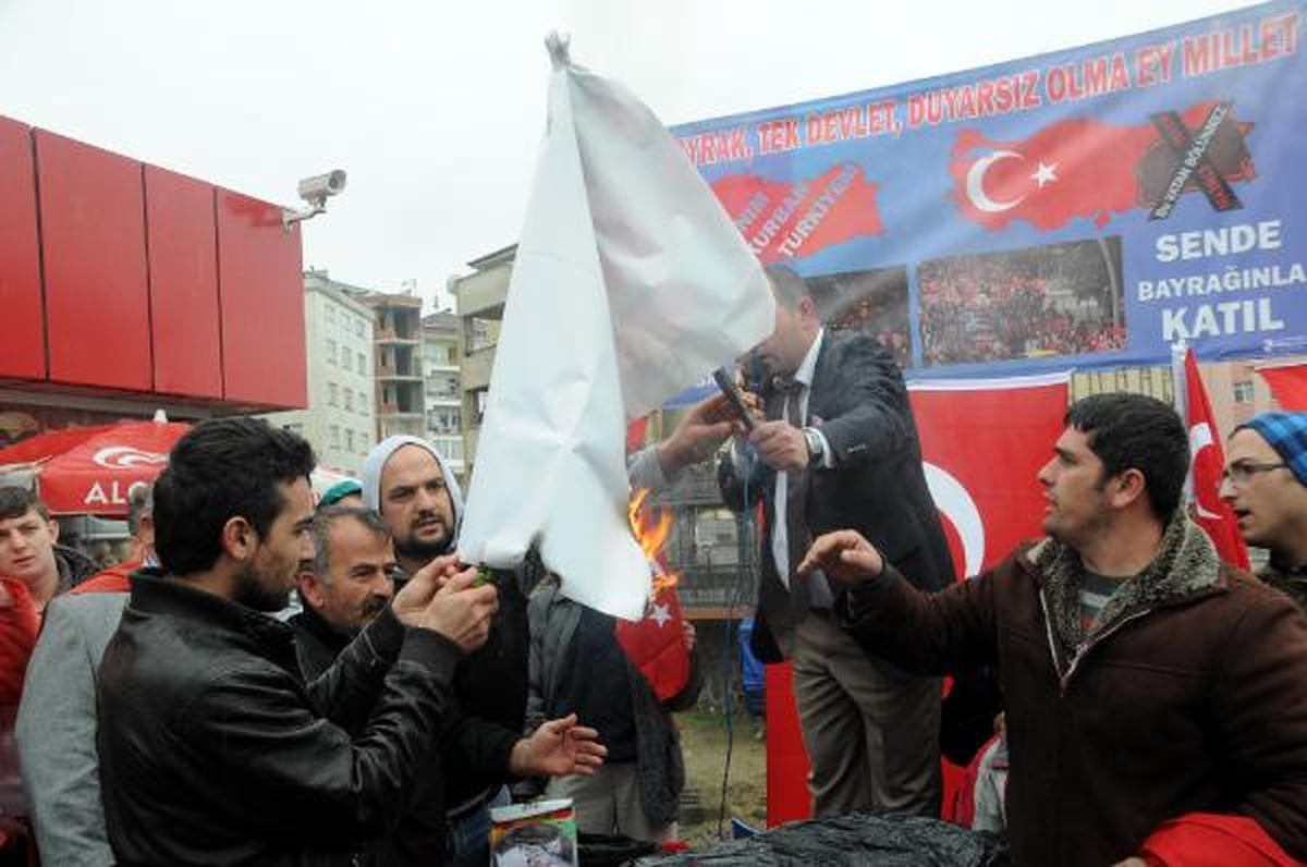 Öcalan Posteri Yakıp, Protesto Eylemi Yaptılar