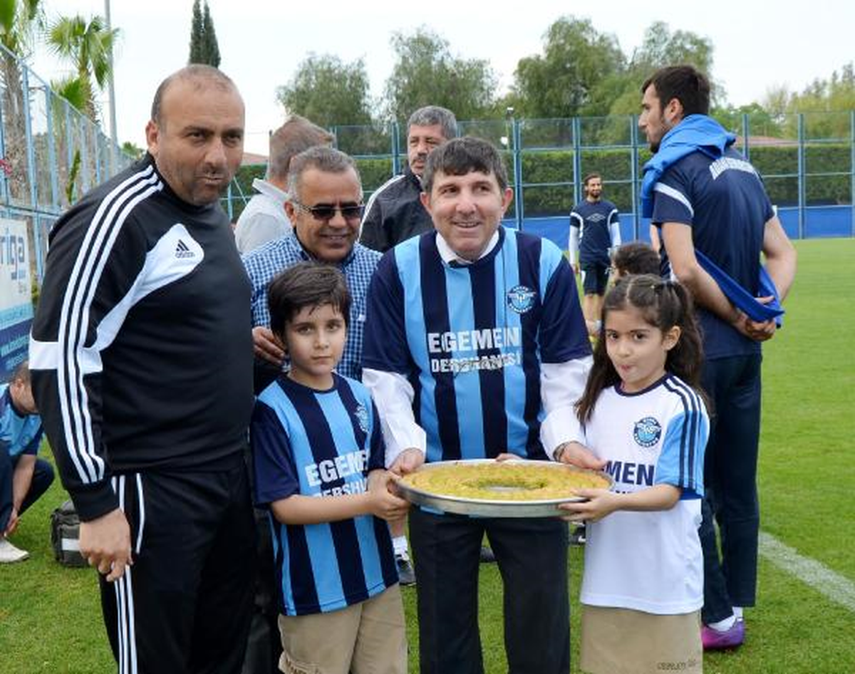 Adana Demirspor\'a Minik Öğrencilerden Tatlı