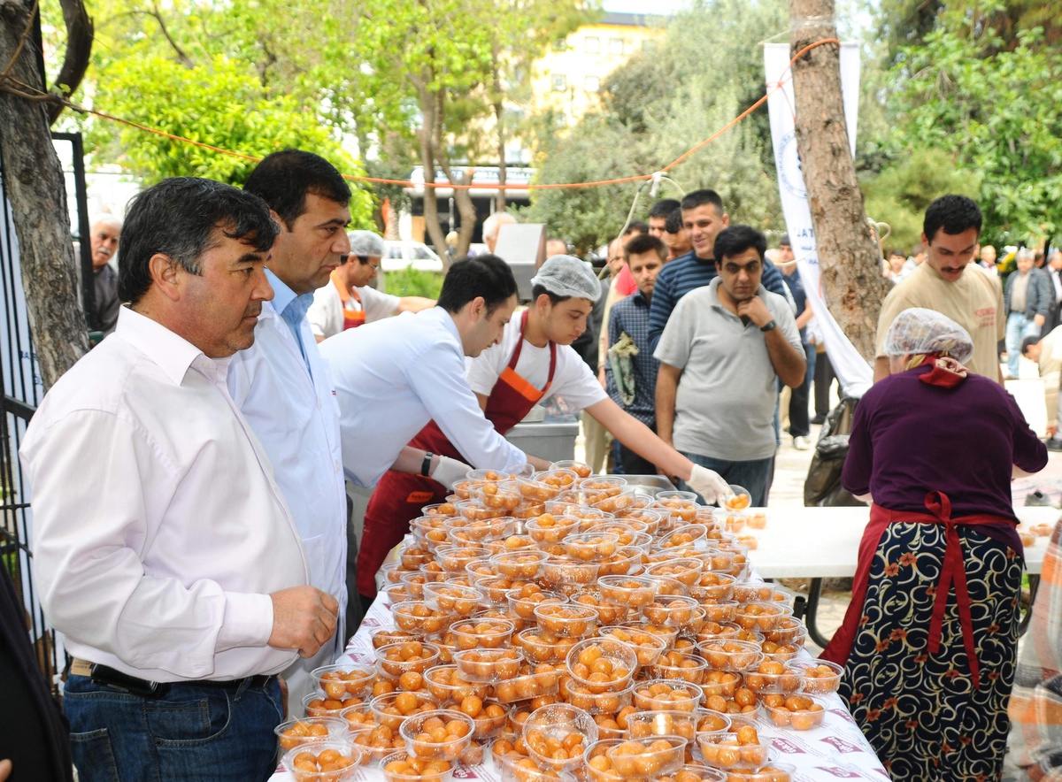 Aesob Cuma Namazı Sonrası Lokma Dağıttı