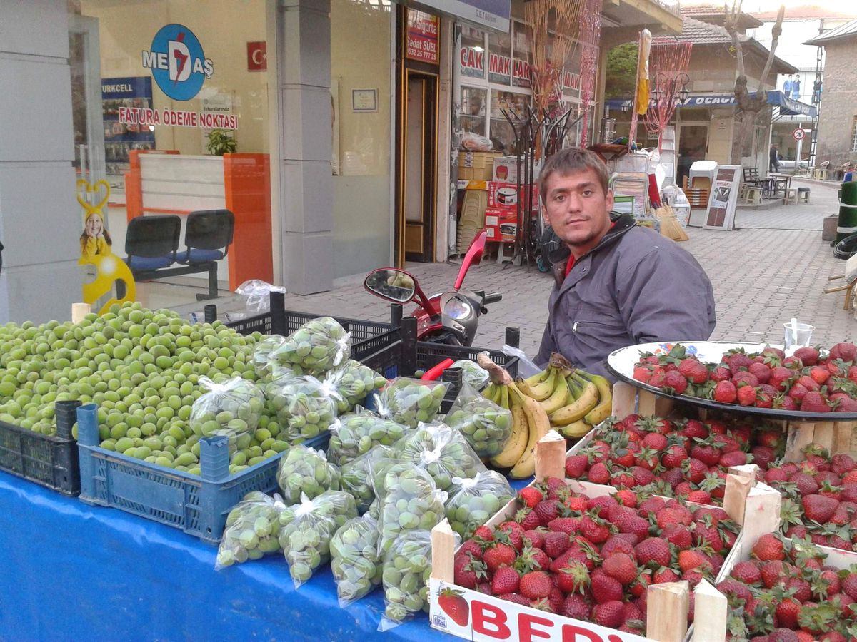 Ailesine Yardımcı Olmak İçin Seyyar Satıcılık Yapıyor
