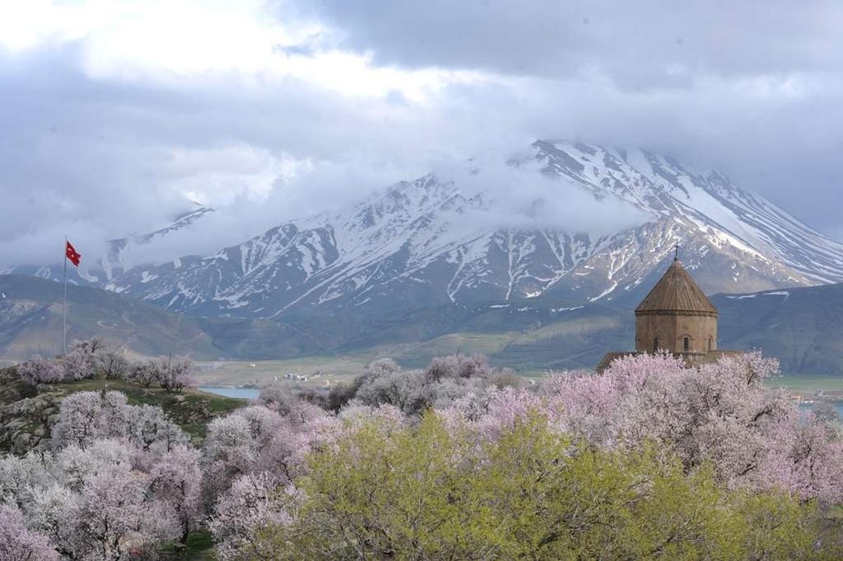 Akdamar Adası Beyaza Büründü