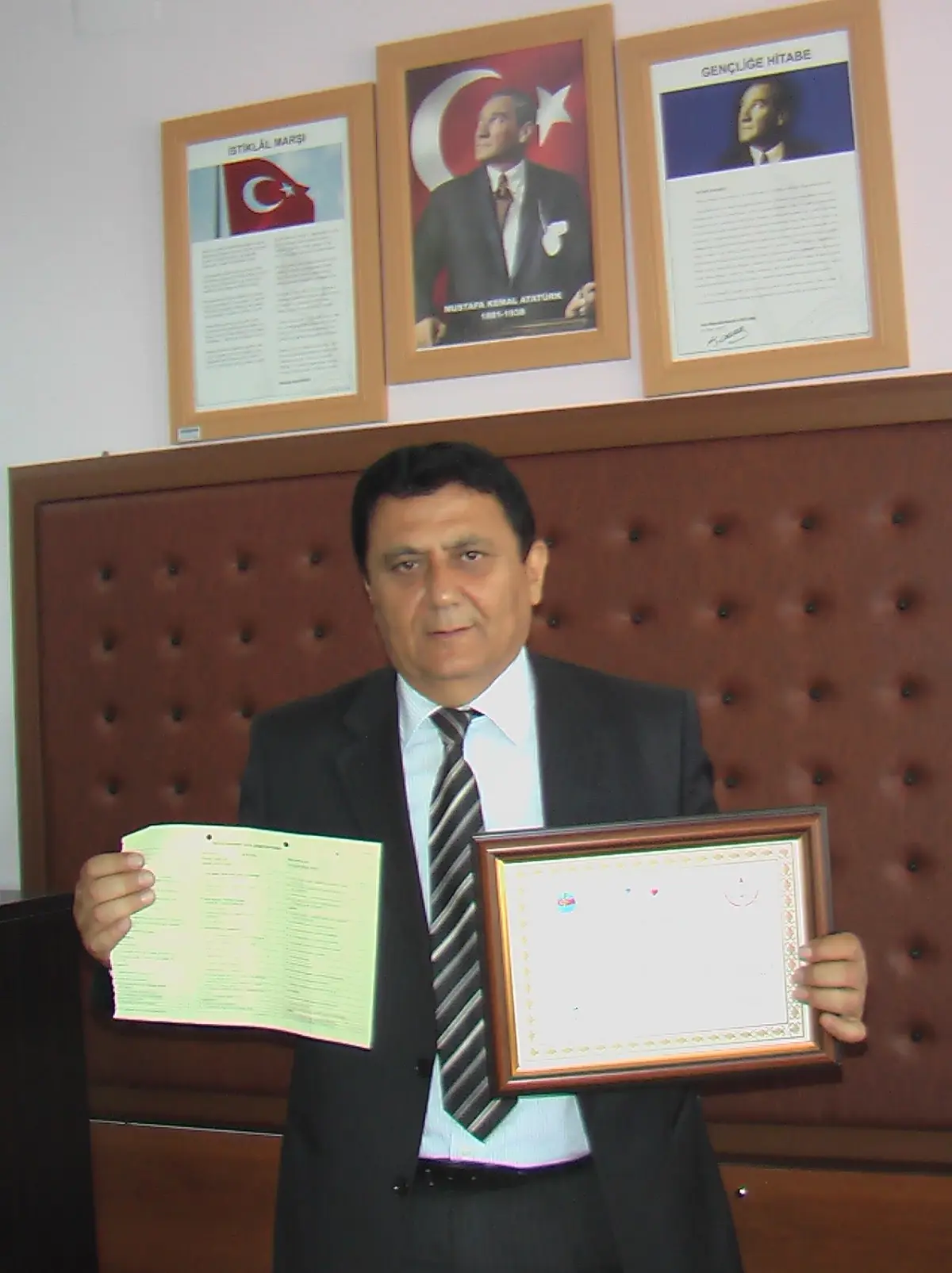 Alaşehir Atatürk Anadolu Lisesi, Beyaz Bayrağını İndirmiyor