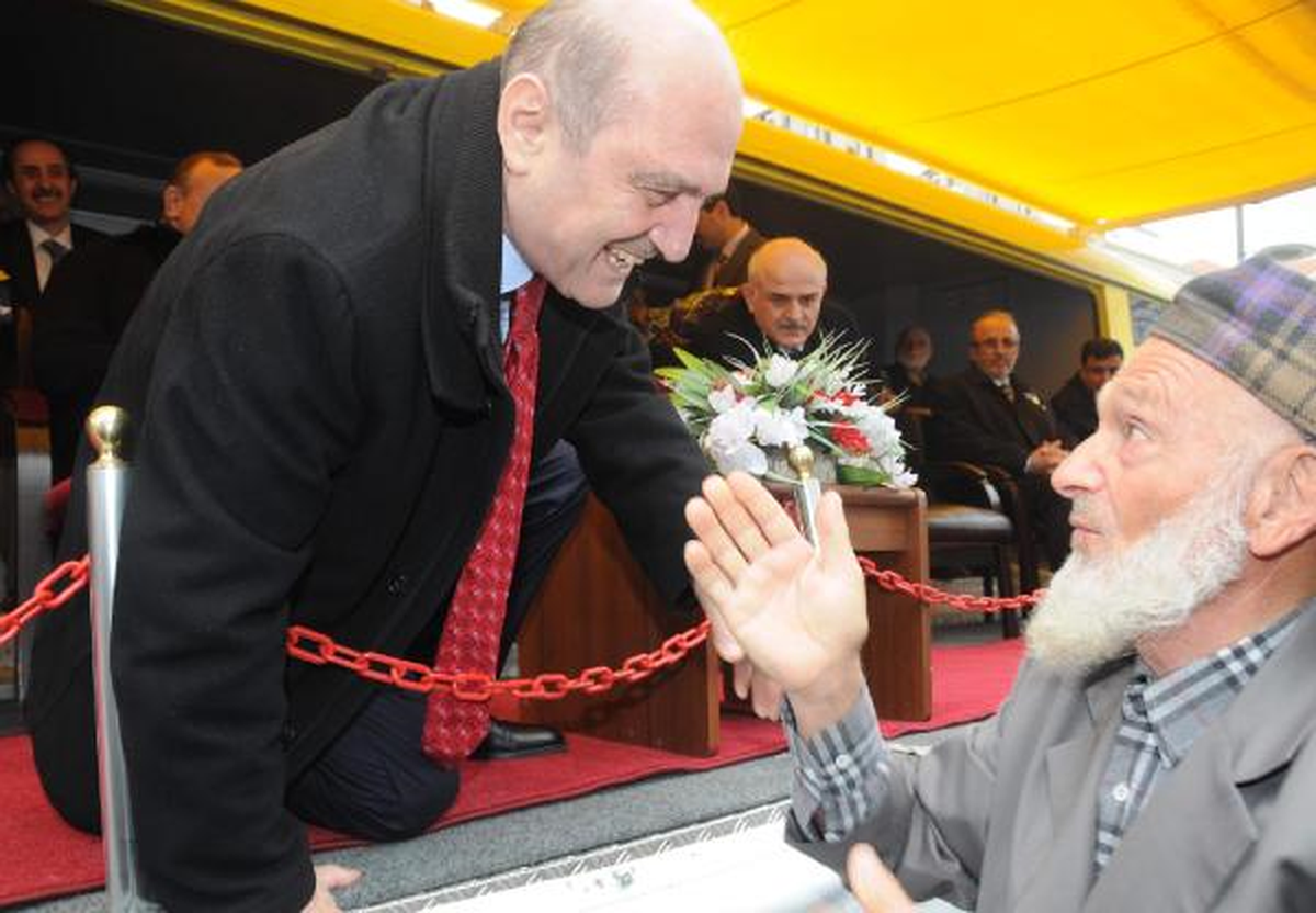Bakan Bayraktar Pilav Dağıttı