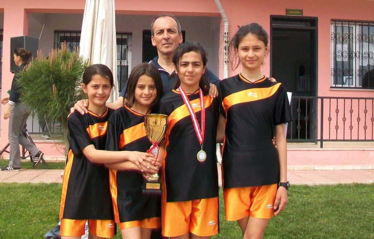 Burhaniyeli Kızlar Balıkesir Şampiyonu