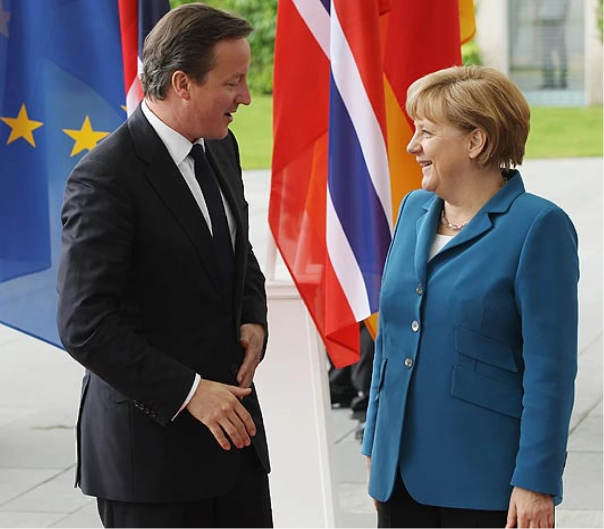 Cameron ile Merkel\'in Aile Toplantısı
